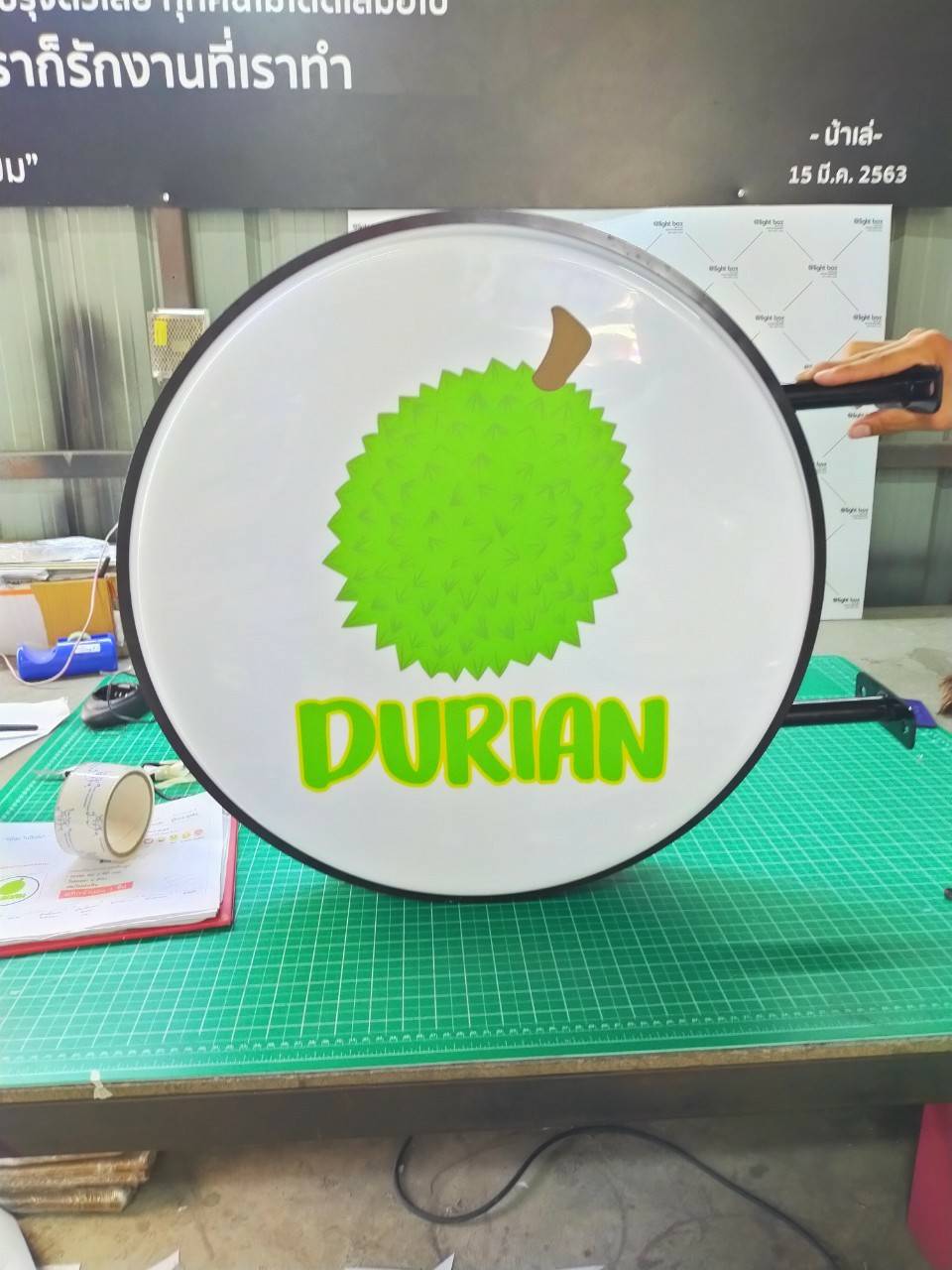 งานป้ายกล่องไฟวงกลมไฟออกทั้ง 2 ด้าน ขอบซิงค์พ่นสีดำ - DURIAN