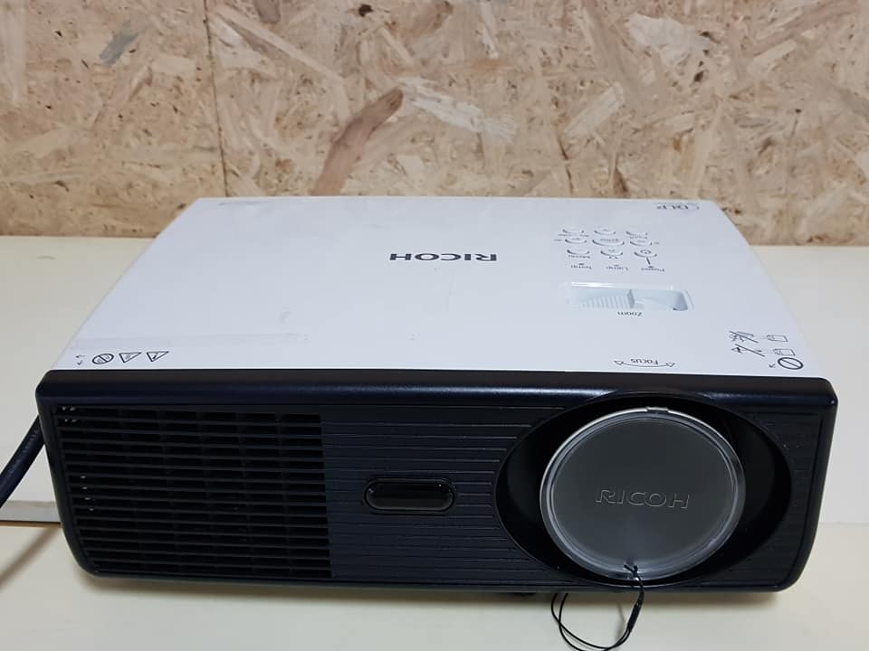 โปรเจคเตอร์มือสอง Ricoh PJ WX5150 (4000 ลูเมน) ภาพเป็นจุดขาวๆไม่เยอะ มีพอร์ท HDMI