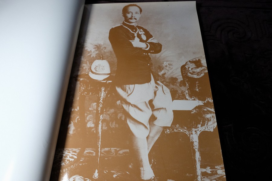 ประมวลภาพพระบรมฉายาลักษณ์ พระพุทธเจ้าหลวง จุฬาลงกรณ์ รัชกาลที่ 5 ปกเเข็งเล่มใหญ่