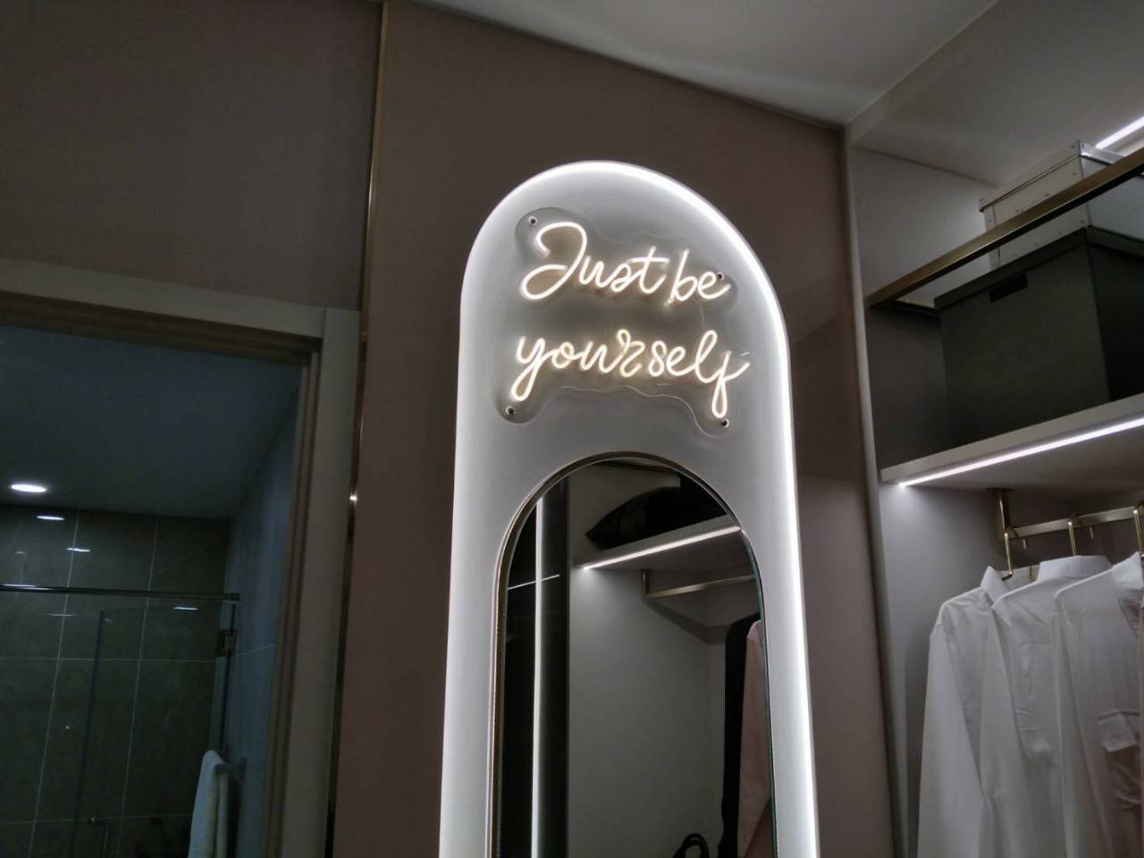 ป้ายไฟนีออน LED อะคริลิคใสรองหลัง