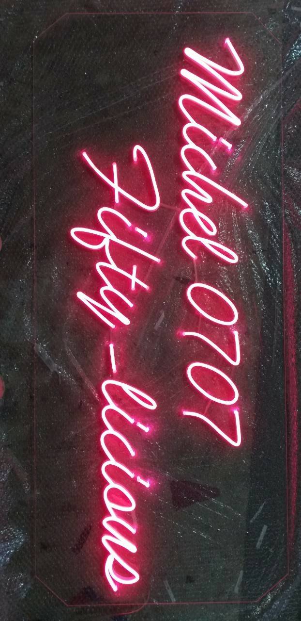 งานป้ายไฟนีออนLED แสงสีชมพู อะคริลิคใสรองหลัง