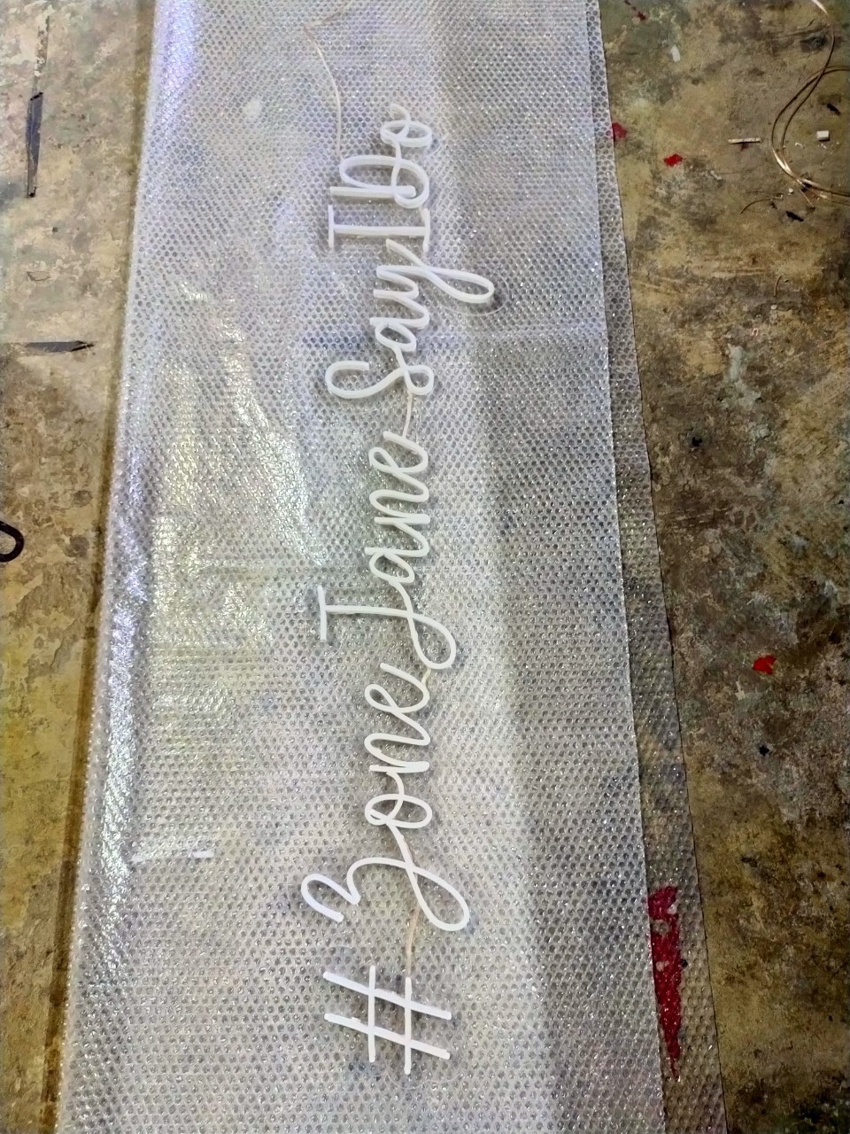 ป้ายไฟนีออน LED อะคริลิคใสรองหลัง