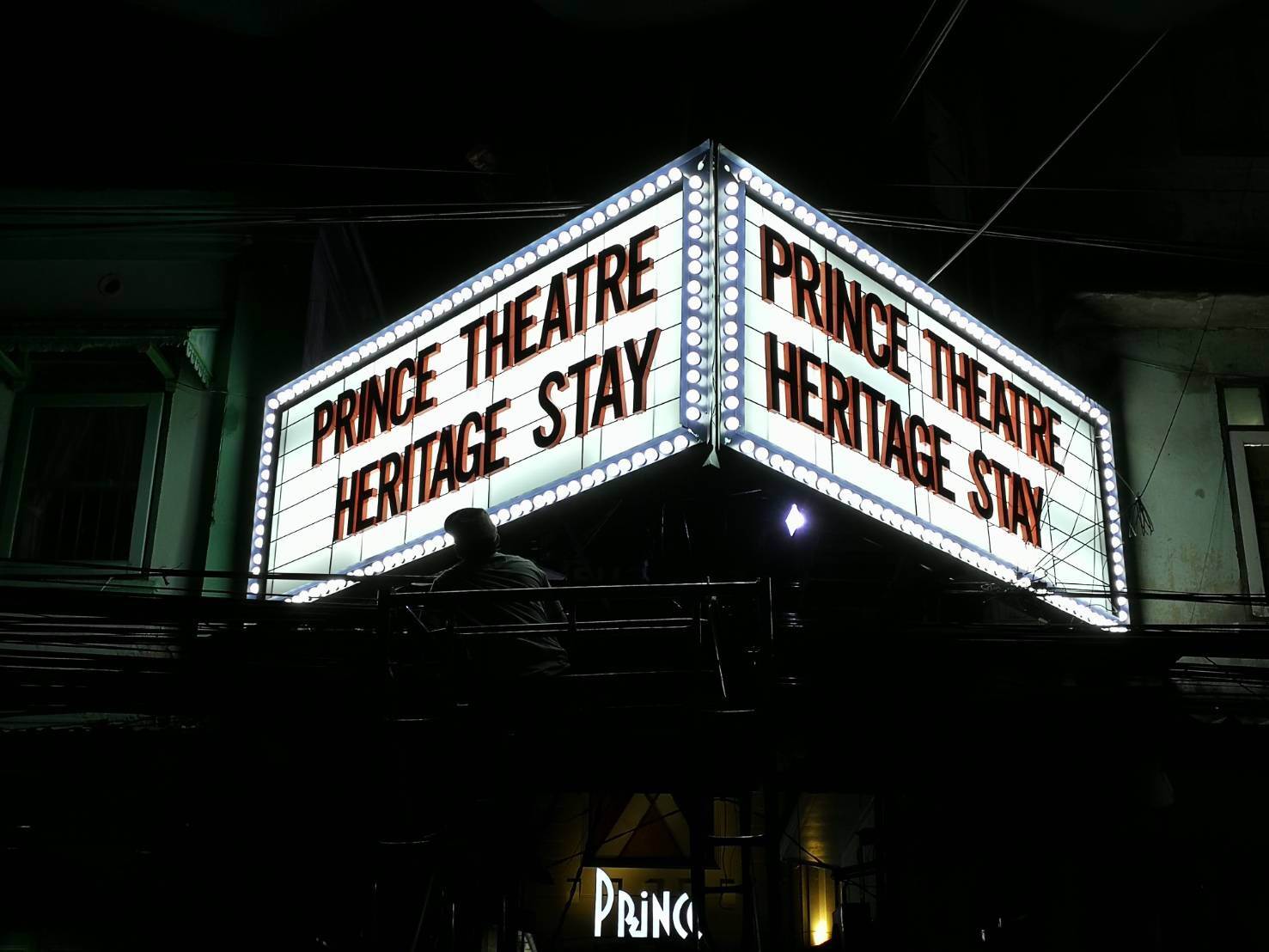 กล่องป้ายกล่องไฟโรงหนัง prince ติดตั้งป้ายบางรัก