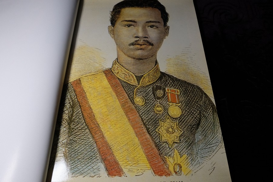ประมวลภาพพระบรมฉายาลักษณ์ พระพุทธเจ้าหลวง จุฬาลงกรณ์ รัชกาลที่ 5 ปกเเข็งเล่มใหญ่