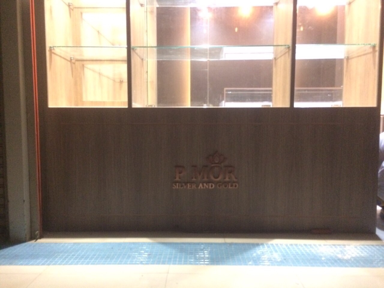 ป้ายสแตนเลสหน้าทองแดง ยกขอบ ติดไฟออกหลัง ติดตั้งป้าย JJMall - เจ.เจ.มอลล์