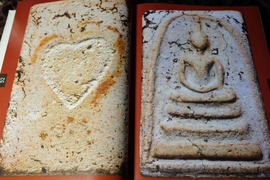 รวมภาพพระเครื่องคนดัง โดย พยัพ คำพันธุ์ ปกแข็ง 320 หน้า ปี 2004 (สอบถาม)