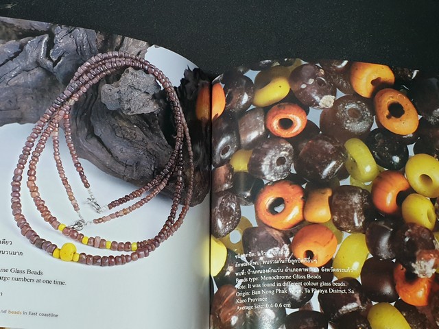 ลูกปัดและเครื่องประดับโบราณ เล่ม 2 เเนวชายขอบทะเลโบราณฝั่งตะวันออกโดย ธวัชชัย รามนัฏ ปกแข็ง 408 หน้า