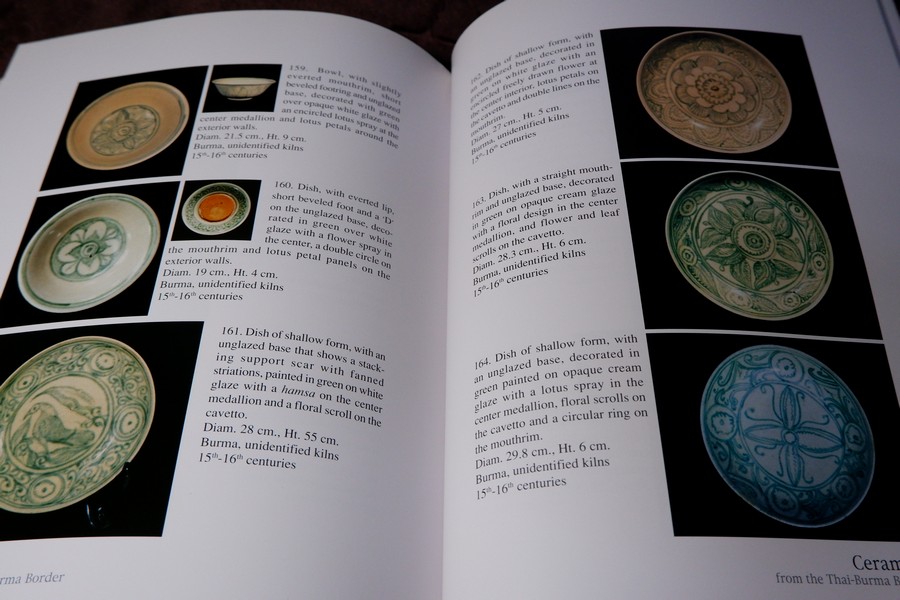 Ceramics from the Thai-Burma Border by Sumitr Pitiphat ปี 1992