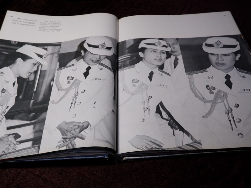 ลิลิตพระราชประวัติ เเละพระบรมฉายาลักษณ์ ของ สมเด็จพระนางเจ้าสิริกิติ์ พระบรมราชินีนาถ ปกเเข็ง