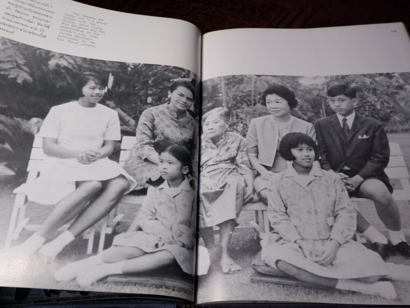 ลิลิตพระราชประวัติ เเละพระบรมฉายาลักษณ์ ของ สมเด็จพระนางเจ้าสิริกิติ์ พระบรมราชินีนาถ ปกเเข็ง