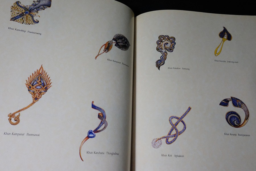 Jew Fest Catalogue 3 โดย สมาคมผู้ค้าอัญมณีไทยเเละเครื่องประดับ (TGJTA) ปกแข็ง 200 หน้า ปี 1996