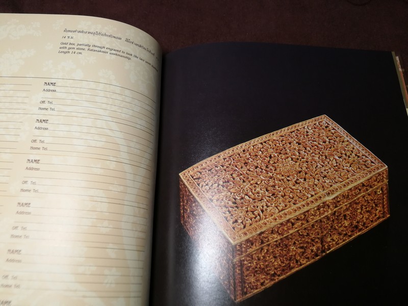 ศิลปะวัตถุ ปกเเข็งลายทอง มีรูปภาพสี 62 หน้า (เป็นสมุดบุนทึกโทรศัพท์) ปี 2529