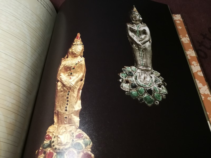 ศิลปะวัตถุ ปกเเข็งลายทอง มีรูปภาพสี 62 หน้า (เป็นสมุดบุนทึกโทรศัพท์) ปี 2529