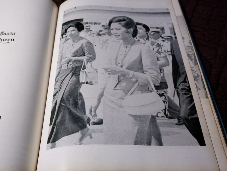 สมเด็จพระนางเจ้าสิริกิติ์ พระบรมราชินีนาถ โดย น.ส.พ. ดาราไทยราบวัน ปกเเข็งหุ้มผ้าไหม