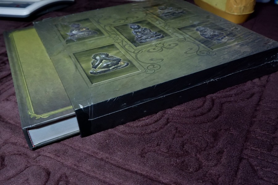 อมตะพระกริ่ง รูปหล่อ พระชุดชินบัญชร หลวงปู่ทิม วัดละหารไร่ ปกเเข็งพร้อมกล่อง ปี 2558