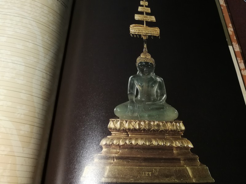ศิลปะวัตถุ ปกเเข็งลายทอง มีรูปภาพสี 62 หน้า (เป็นสมุดบุนทึกโทรศัพท์) ปี 2529