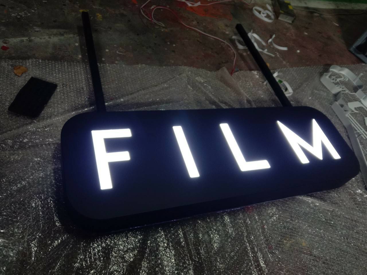 ป้ายอะคริลิคไฟออกรอบตัว ป้ายเดอะสะกางานป้ายกล่องไฟออกหน้า THE SKA