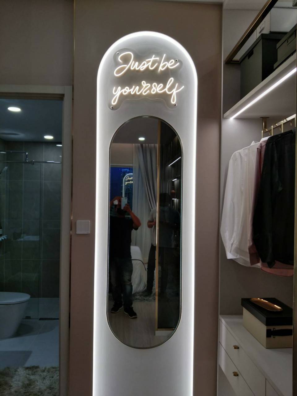 ป้ายไฟนีออน LED อะคริลิคใสรองหลัง