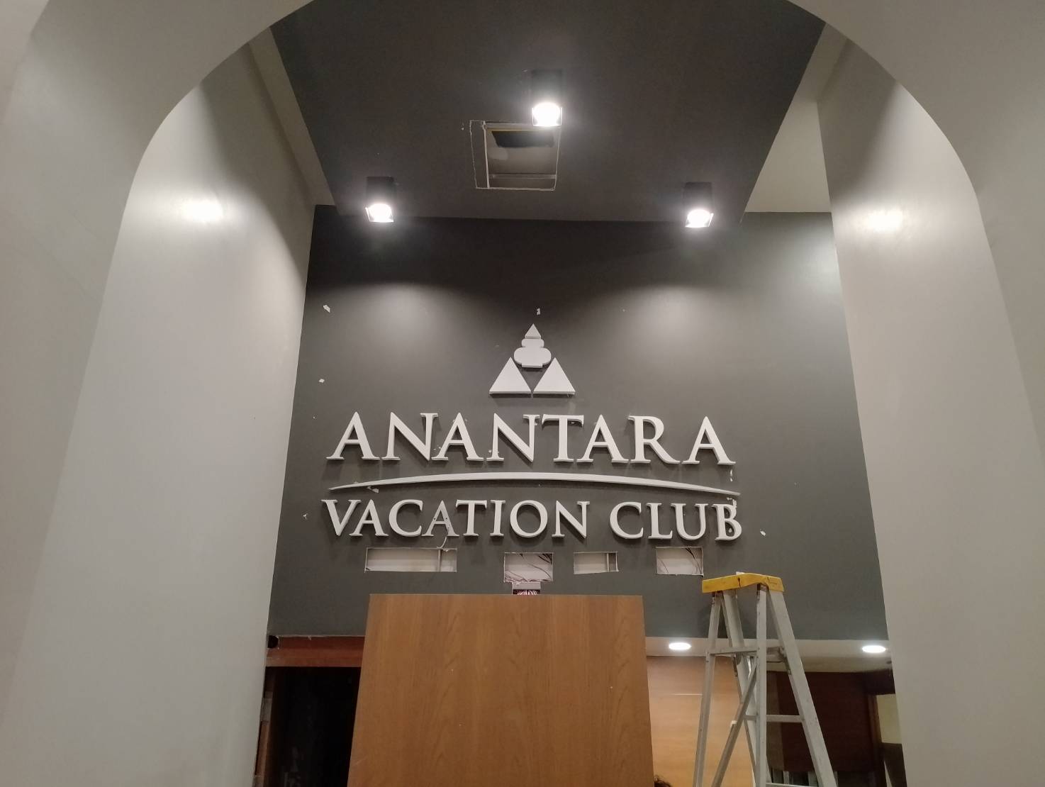 ป้ายอักษรเเสตนเลน ไฟออกหลัง '' ANANTARA ''