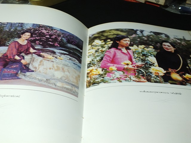 ควีนสิริกิติ์ (ประมวลพระบรมฉายาลักษณ์ )โดย ธนาคารเอเชีย ปกแข็ง 145 หน้า ปี 2526