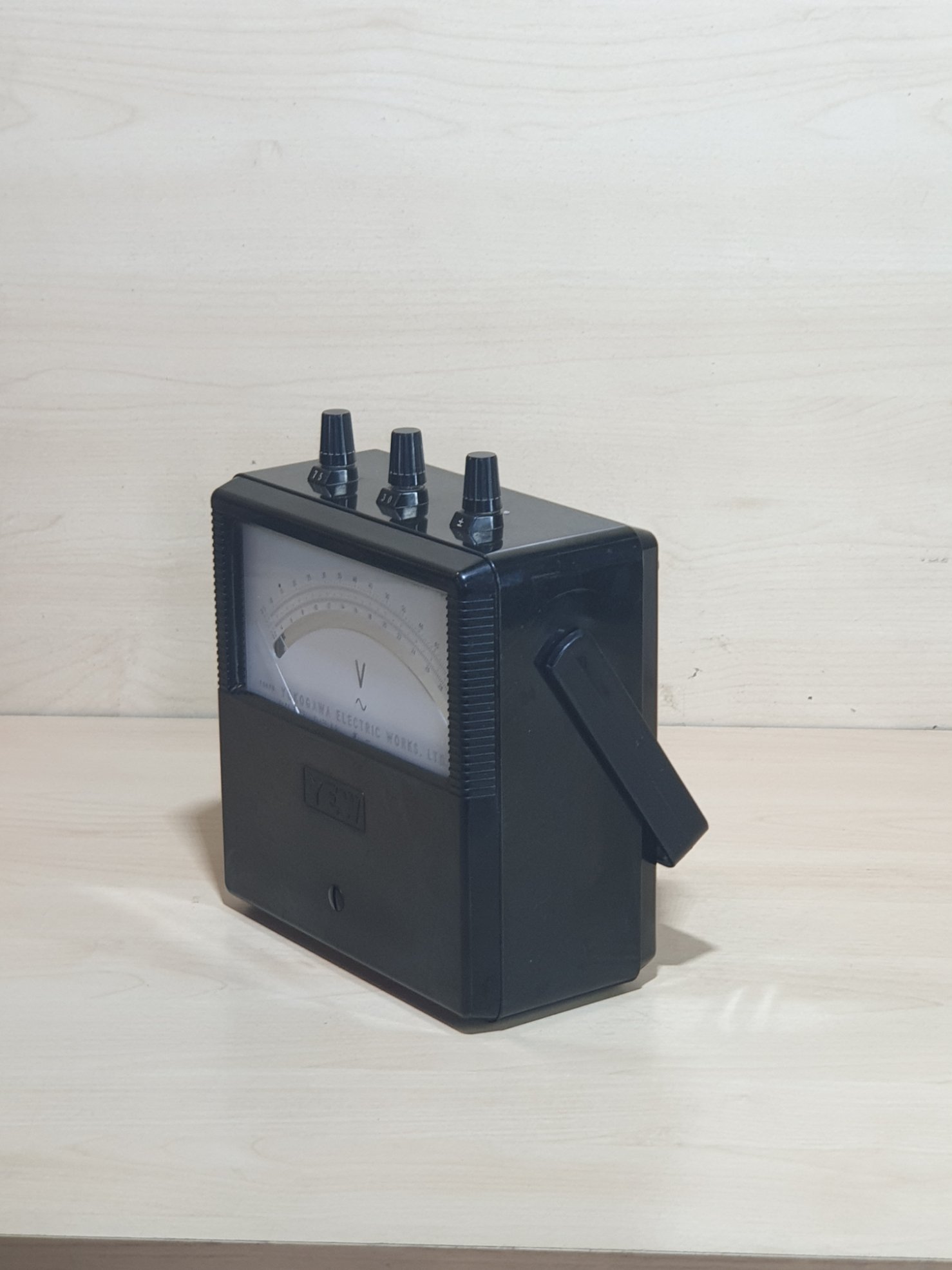 VINTAGE YEW YOKOGAWA PORTABLE AC VOLTMETER TYPE 2013