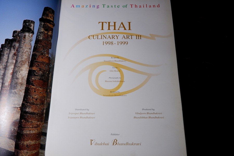 THAI CULINARY ART . Recipes by Srisomboon Bhandhukravi ( 2 ภาษา) ปกแข็ง 256 หน้า ปี 2541