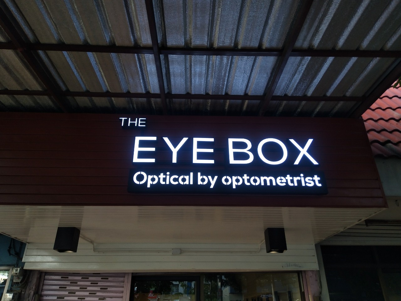 ป้ายตัวอักษรซิงค์ ติดไฟออกหน้า - THE EYE BOX