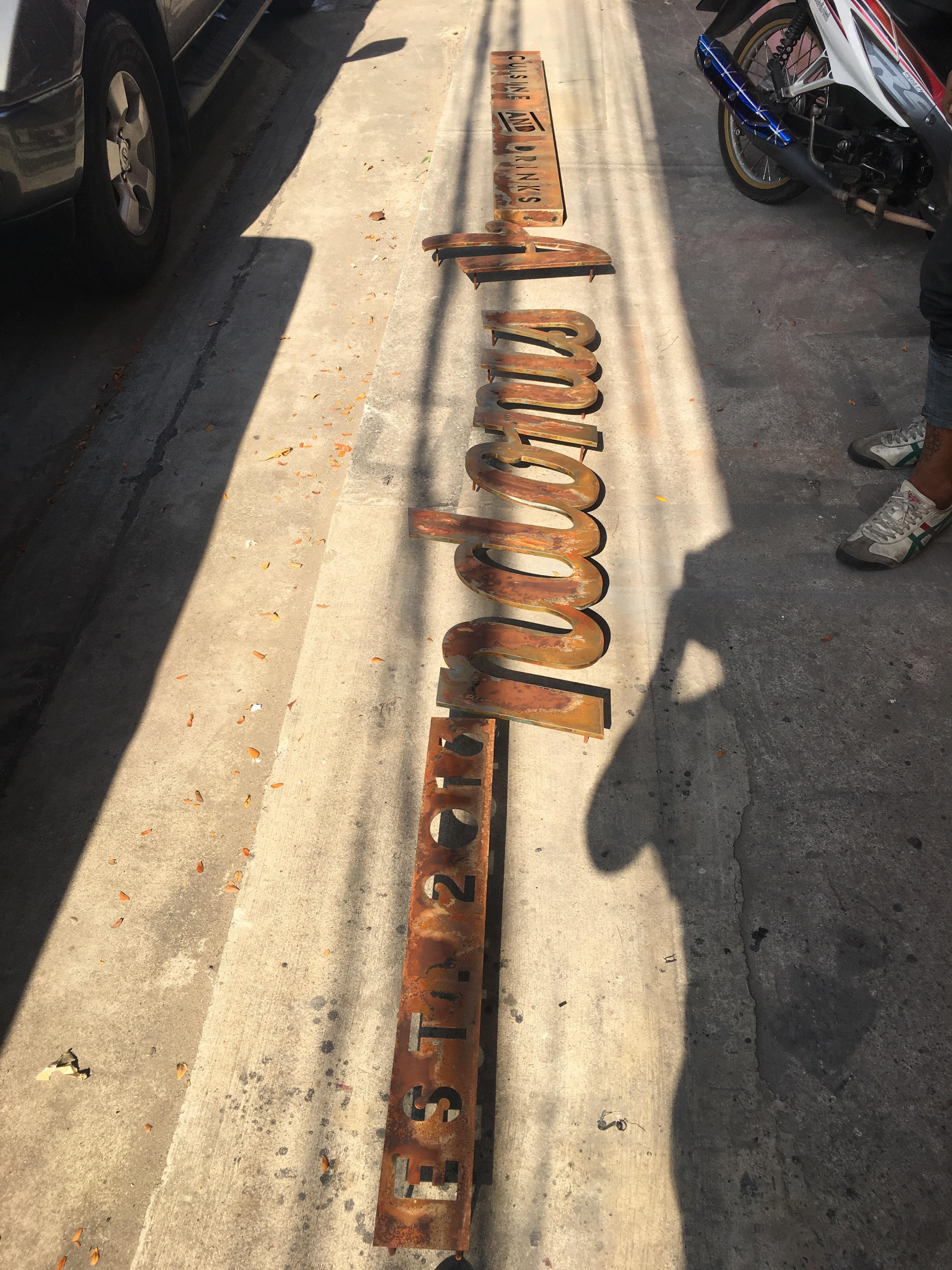 ป้ายร้านเหล้า อักษรโลหะทำสีสนิม ติดไฟออกหลัง