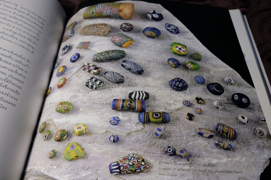 รอยลูกปัด (Beyond Beads) โดย บัญชา พงษ์พานิช ปี 2552 (Pre-Order สอบถาม)