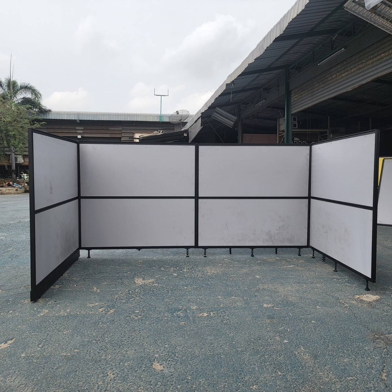ฉากกั้นมือสอง ขนาด 140x140cm แผ่นล่ะ 600 บาท