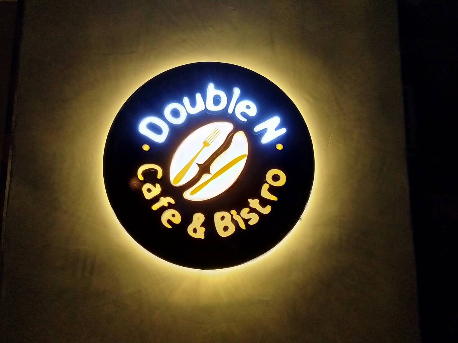 ป้ายไฟออกหลัง ร้าน DoubleN cafe&bistro
