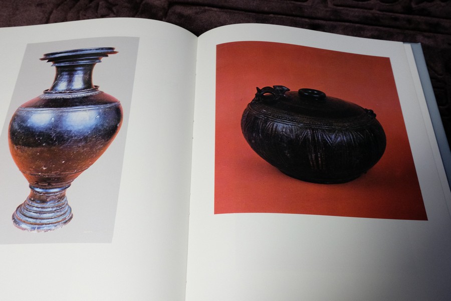 ลายครามเเละหยกล้ำค่าในประเทศไทย โดย จิตรา เตชะไพบูลย์ ปกเเข็ง 170 หน้า
