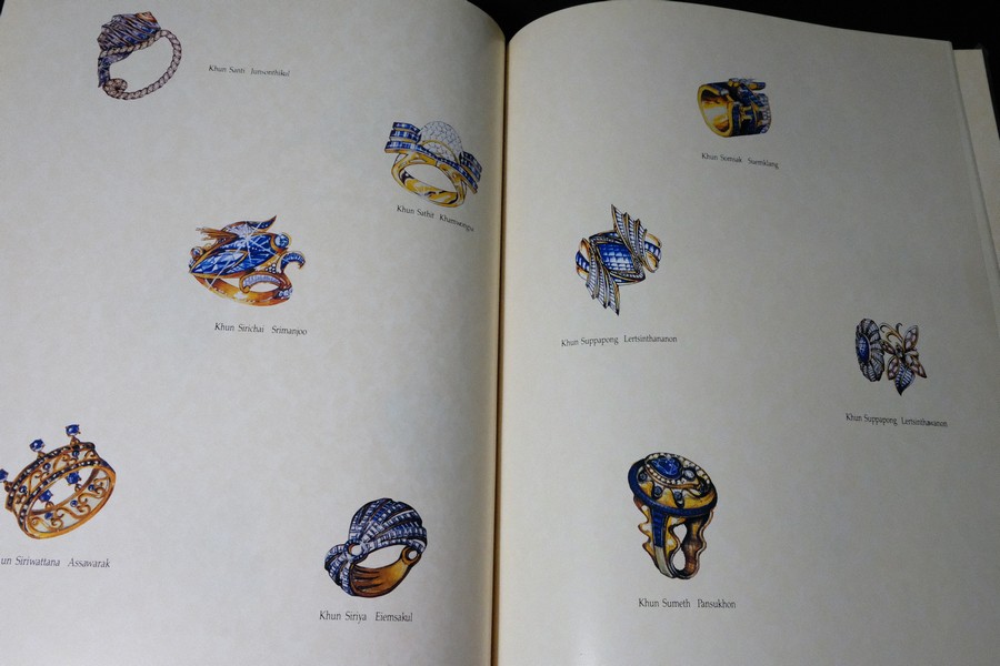 Jew Fest Catalogue 3 โดย สมาคมผู้ค้าอัญมณีไทยเเละเครื่องประดับ (TGJTA) ปกแข็ง 200 หน้า ปี 1996