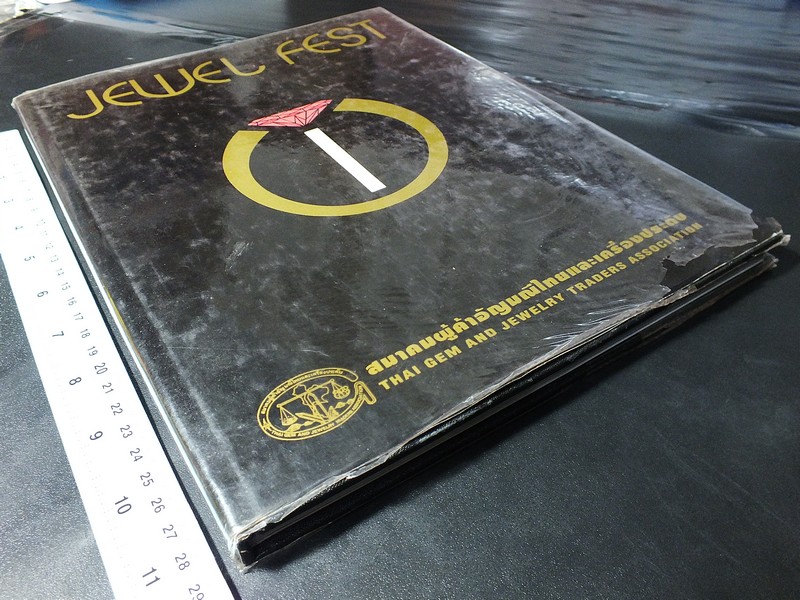 Jew Fest Catalogue 1 โดย สมาคมผู้ค้าอัญมณีไทยเเละเครื่องประดับ (TGJTA) ปกแข็ง 150 หน้า ปี 1993
