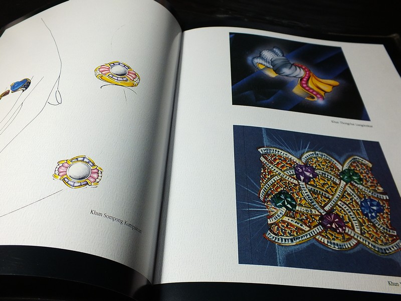 Jew Fest Catalogue 1 โดย สมาคมผู้ค้าอัญมณีไทยเเละเครื่องประดับ (TGJTA) ปกแข็ง 150 หน้า ปี 1993