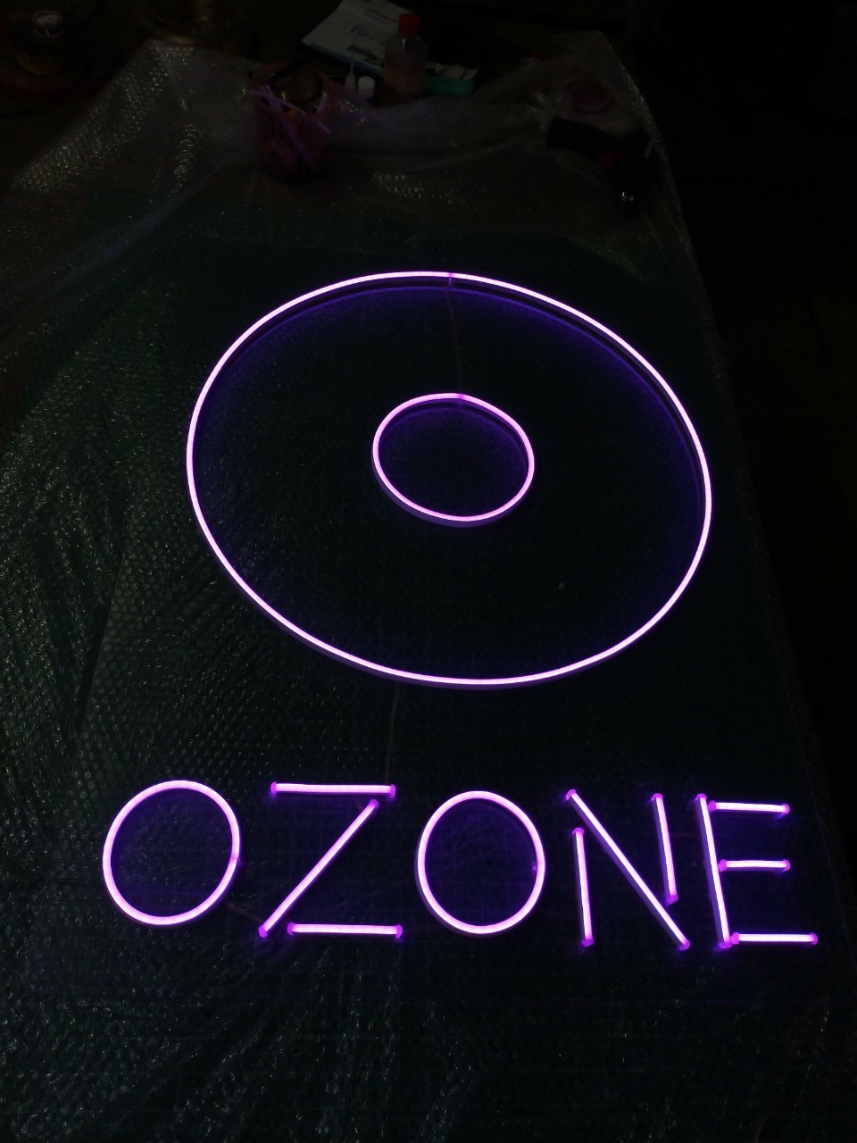 ป้ายไฟนีออน LED อะคริลิคใสรองหลัง