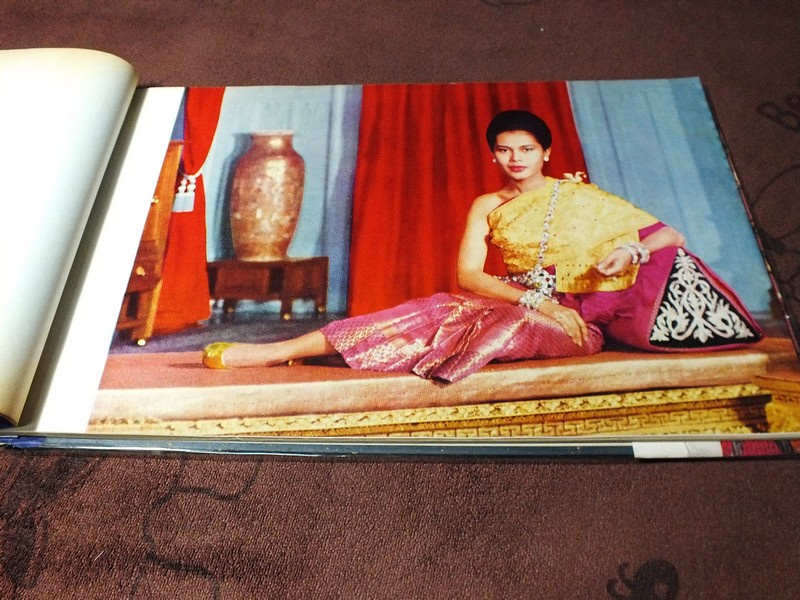 สมุดภาพหญิงไทย ฉบับพิมพ์ทูลเกล้าฯถวาย ณ วันเฉลิมพระชนมพรรษา สมเด็จพระนางเจ้าฯพระบรมราชินีนาถ ปกแข็ง ปี 2508