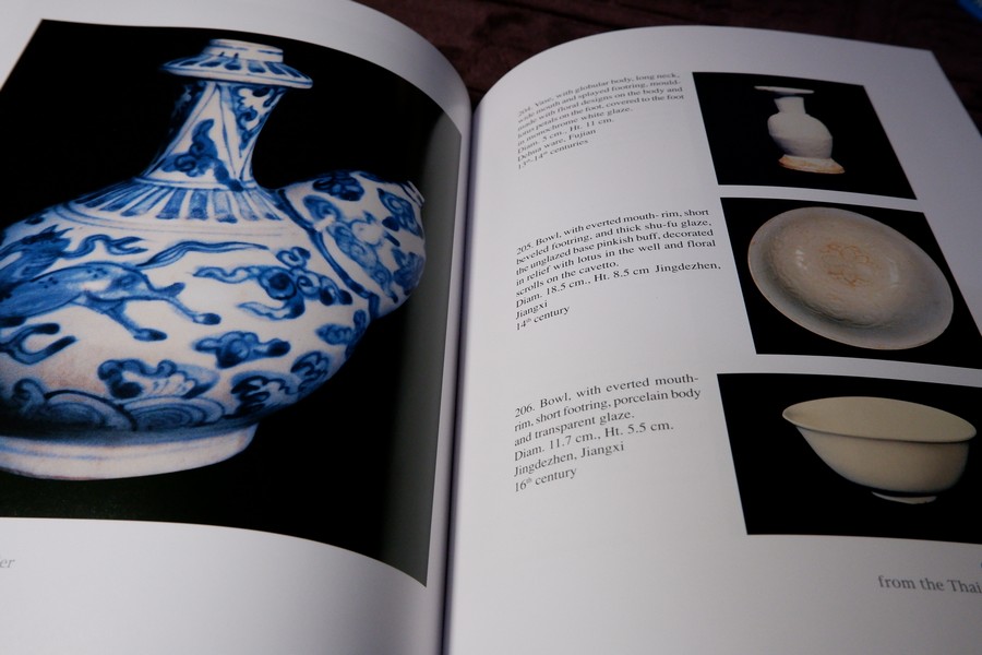 Ceramics from the Thai-Burma Border by Sumitr Pitiphat ปกเเข็ง190 หน้า ปี 1992