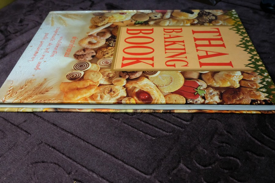 ตำราทำขนม จากเเป้งสาลีไทย โดย บ.อุสาหกรรมเเป้งข้าวสาลีไทย ปกเเข็ง 172 หน้า