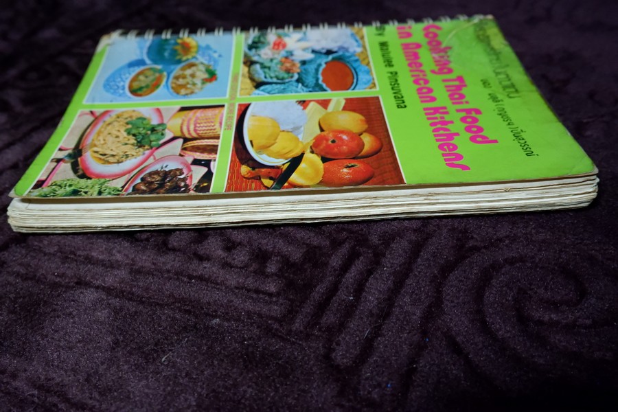ตำราอาหารไทยในต่างเเดน ของ มลุลี (กุญชรฯ) ปิ่นสุวรรณ์ (cooking thai food in american kitchens)