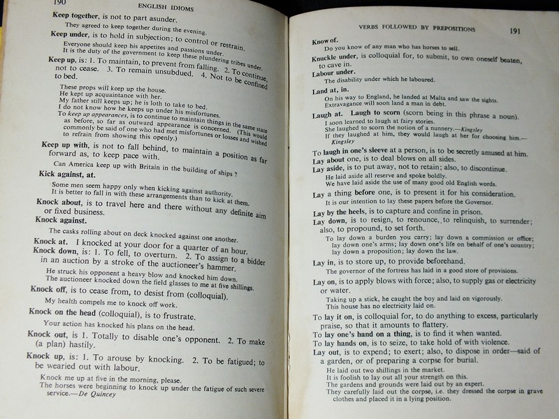 ENGLISH IDIOMS AND HOW TO USE THEM BY W.McMORDIE . oxford university press ปกแข็ง ปี 1961
