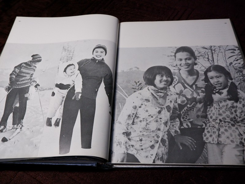 ลิลิตพระราชประวัติ เเละพระบรมฉายาลักษณ์ ของ สมเด็จพระนางเจ้าสิริกิติ์ พระบรมราชินีนาถ ปกเเข็ง