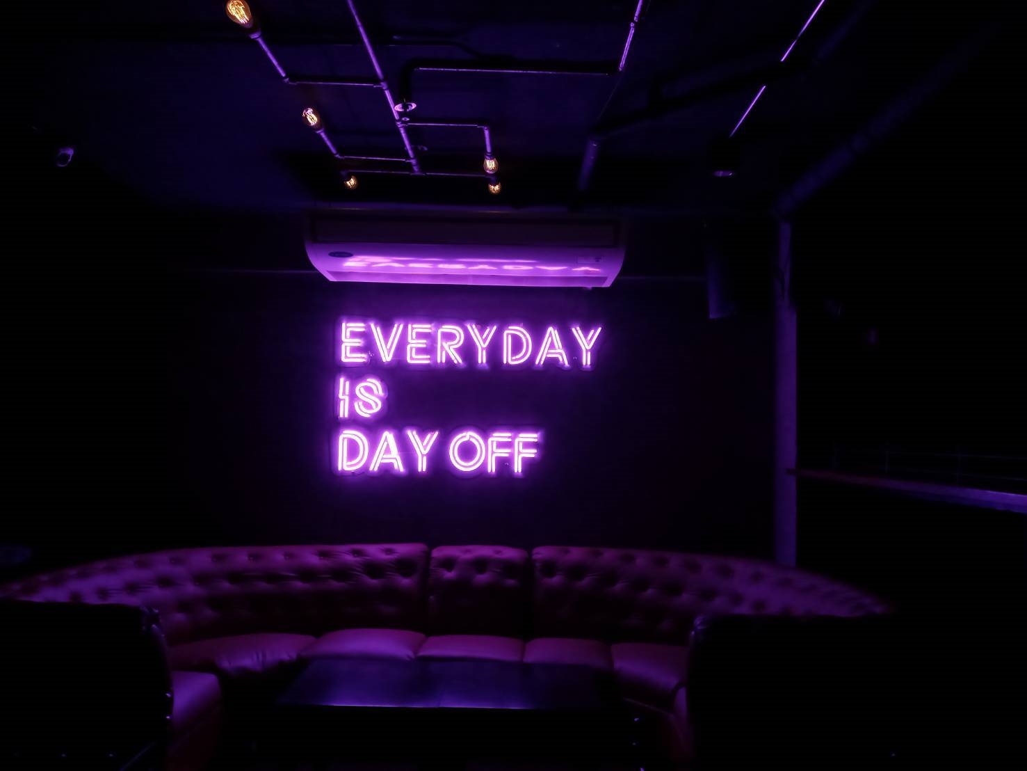 ป้ายไฟนีออนดัด DAY OFF #เดย์ออฟ - ติดตั้งป้ายธนบุรี พลาซ่า