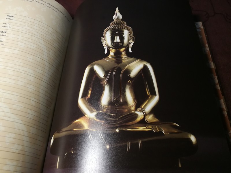 ศิลปะวัตถุ ปกเเข็งลายทอง มีรูปภาพสี 62 หน้า (เป็นสมุดบุนทึกโทรศัพท์) ปี 2529