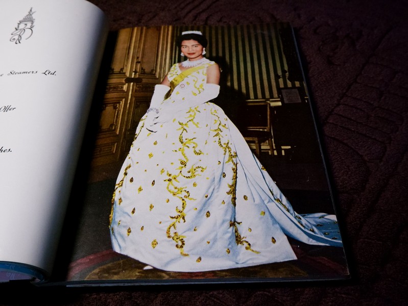 ประมวลภาพพระบรมฉายาลักษณ์ สมเด็จพระนางเจ้าสิริกิติ์ พระบรมราชินีนาถ ปกแข็ง พิมพ์ ปี 2514 (Pre-Order สอบถาม)