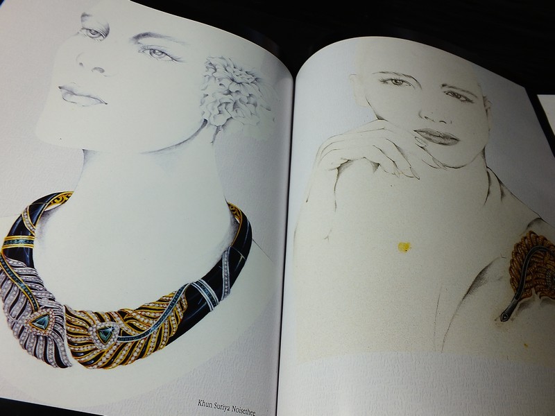 Jew Fest Catalogue 1 โดย สมาคมผู้ค้าอัญมณีไทยเเละเครื่องประดับ (TGJTA) ปกแข็ง 150 หน้า ปี 1993