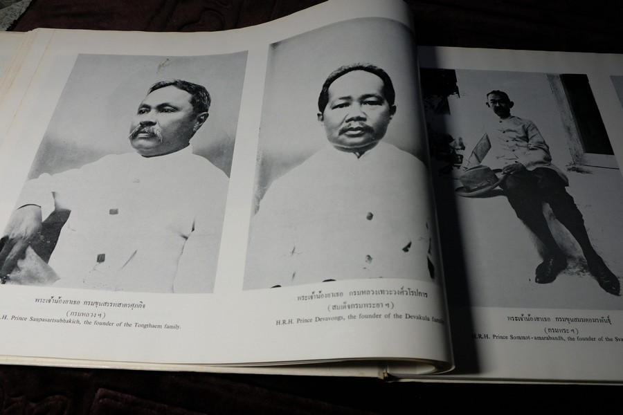 ประชุมสมุดภาพสำคัญในประวัติศาสตร์ เล่ม 2 โดย สำนักนายกรัฐมนตรี ปกเเข็ง ปี 2521(สอบถาม)