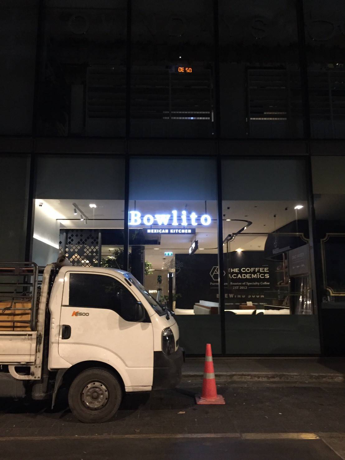 ป้ายกล่องไฟร้าน bowlito mexican kitchen