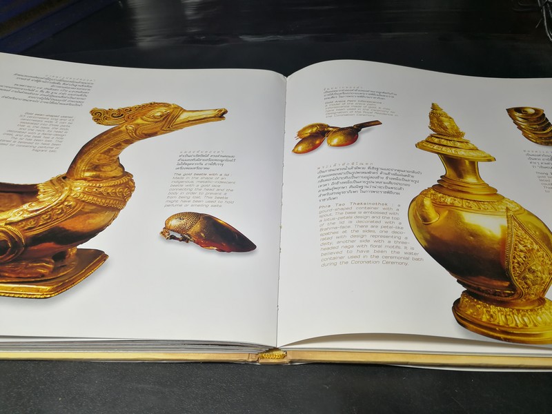 เครื่องทองกรุงศรีอยุธา อมตะศิลป์แผ่นดินสยาม โดย ธนาคารเพื่อการส่งออกเเละนำเข้าเเห่งประเทศไทย (สุเนตร ชุตินธรานนท์) ปกแข็ง ปี 2546