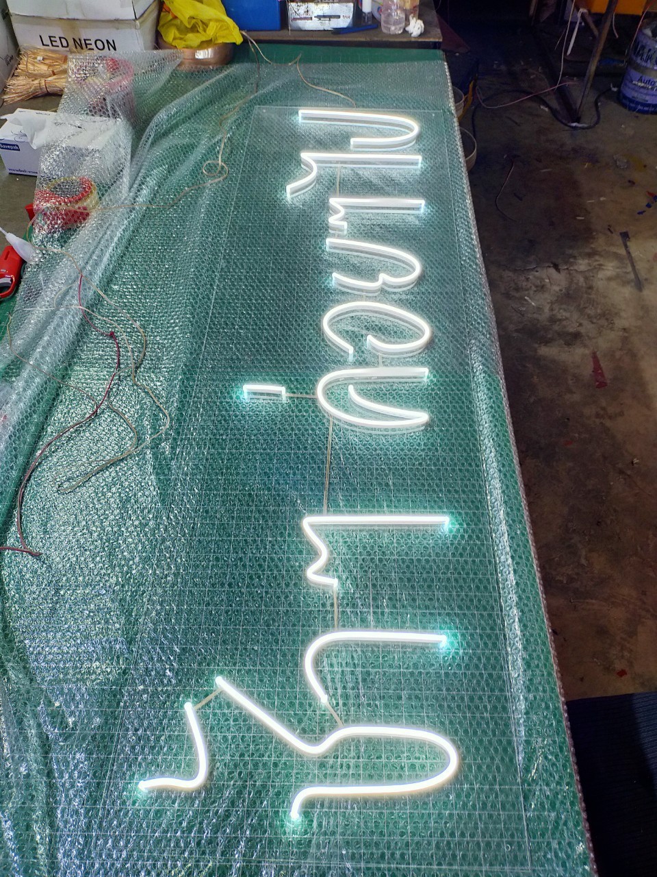 ป้ายไฟนีออน LED อะคริลิคใสรองหลัง